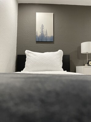 2 bedrooms, iron/ironing board, WiFi, bed sheets - B - FIRE PIT! MODERN & COZY Duplex Near FAIRGROUNDS! (Flagstaff)