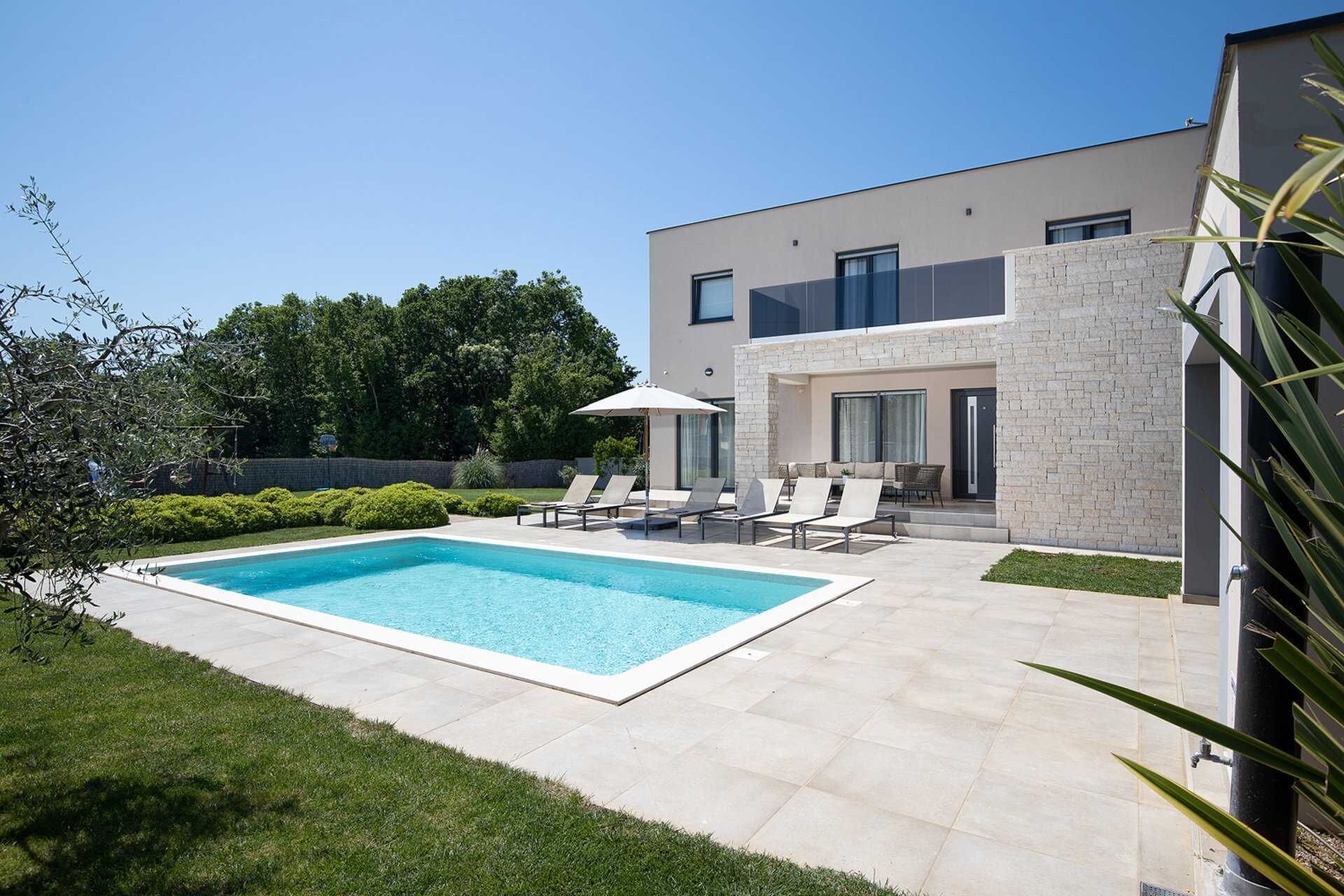 Una piscina al aire libre