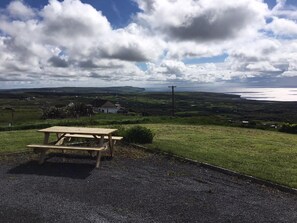 Outdoor dining - Atlantic Rose Cottage - a bungalow that sleeps 5 guests in 3 bedrooms (Doolin)