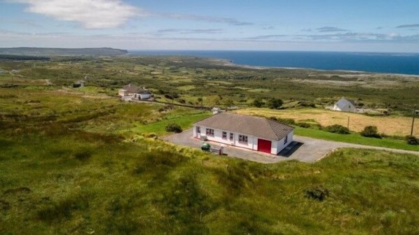 Exterior - Atlantic Rose Cottage - a bungalow that sleeps 5 guests in 3 bedrooms (Doolin)