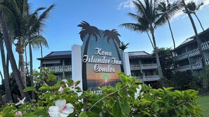 Señal del Kona Islander Inn Condos con un paisaje tropical.