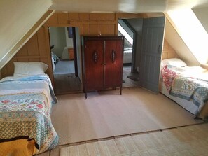 4 bedrooms, desk, iron/ironing board, free WiFi - Circa 1700 Chesapeake Colonial home on the National Register. (Stevensville)