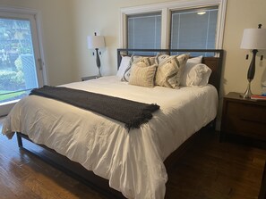 4 slaapkamers, een bureau, een strijkplank/strijkijzer, reisbedje