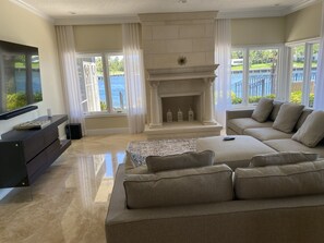 Älytelevisio, takka, pöytäjalkapallopöytä, kirjoja