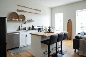 Een magnetron, een oven, een kookplaat, een vaatwasser