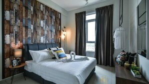 Een moderne hotelkamer met een groot bed, een houten wandpaneel, een raam met gordijnen, een nachtkastje met een lamp en een klein plantje op een dressoir.