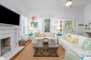 Smart TV, tavolo da ping pong, studio