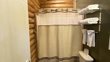 Kabin Superior, 2 Tempat Tidur Queen | Kamar mandi | Bathtub dan handuk