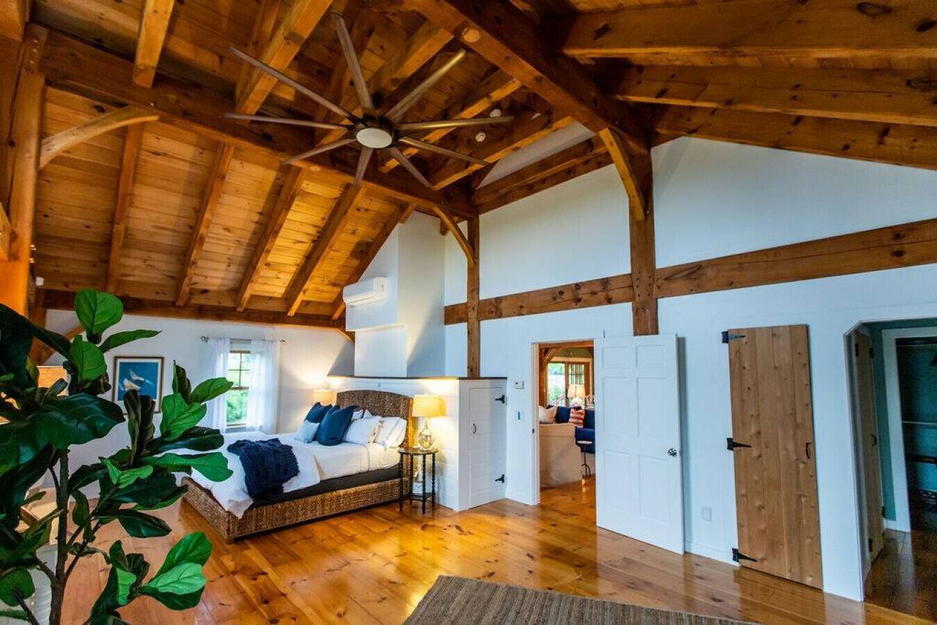 4 slaapkamers, een bureau, een strijkplank/strijkijzer, reisbedje