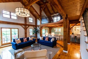 Smart TV, chimenea, futbolito y libros 