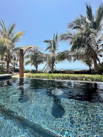 Outdoor pool. Casa Hermoso Cariño: Madrona Bungalow