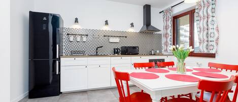 Kühlschrank, Mikrowelle, Ofen, Herdplatte