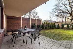 Outdoor dining - Ludwinowska 11 Krakow | Spacious 3-Bedroom Apartment | Furnished Terrace | Quiet Neighbourhood Close to the Wisła River (Kraków)