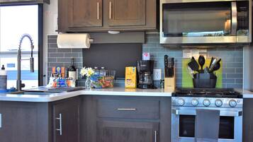 Refrigerador, microondas, horno y parrilla de estufa