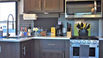 Geladeira, micro-ondas, fogão, cooktop