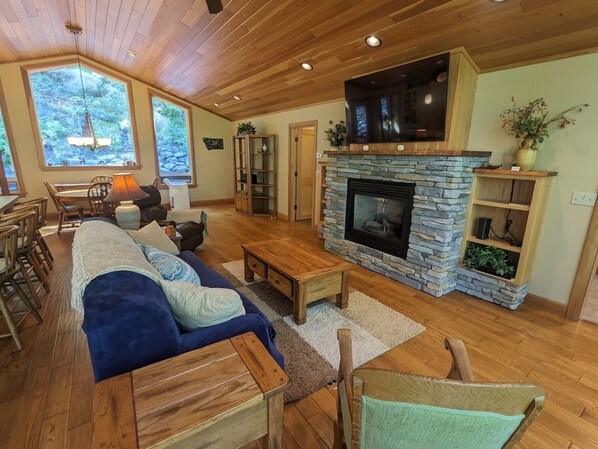 TV, fireplace