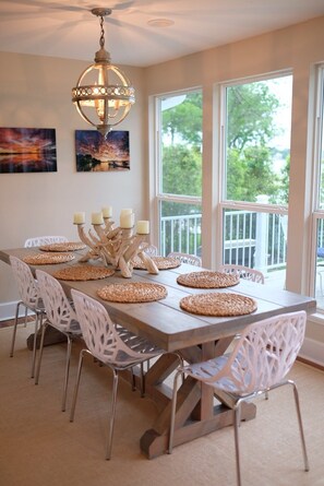 Dining - Modern Lakefront Cottage on Open Water with Stunning Sunsets on Cedar Creek Lake (Trinidad)