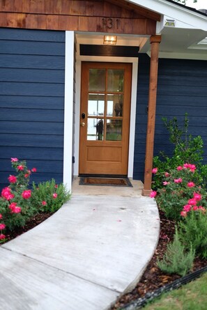 Exterior detail - Modern Lakefront Cottage on Open Water with Stunning Sunsets on Cedar Creek Lake (Trinidad)