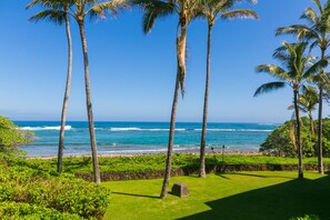 On the beach - Turtle Bay Villa with direct Ocean View and private balcony! (Kahuku)