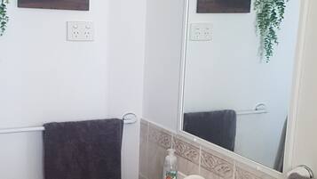 Douche, sèche-cheveux, serviettes fournies, savon