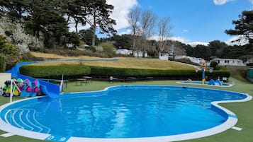 Una piscina al aire libre, una piscina climatizada