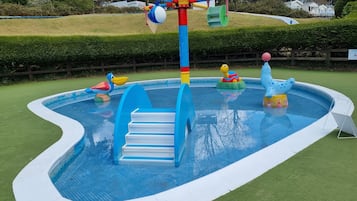 Una piscina al aire libre, una piscina climatizada