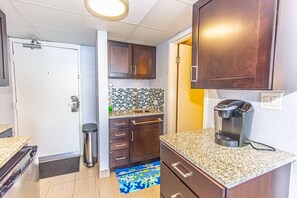 Kühlschrank, Mikrowelle, Wasserkocher mit Kaffee-/Teezubehör, Toaster