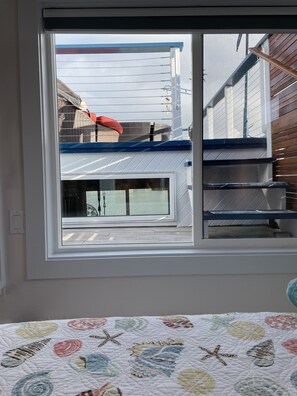 2 habitaciones, escritorio y tabla de planchar con plancha