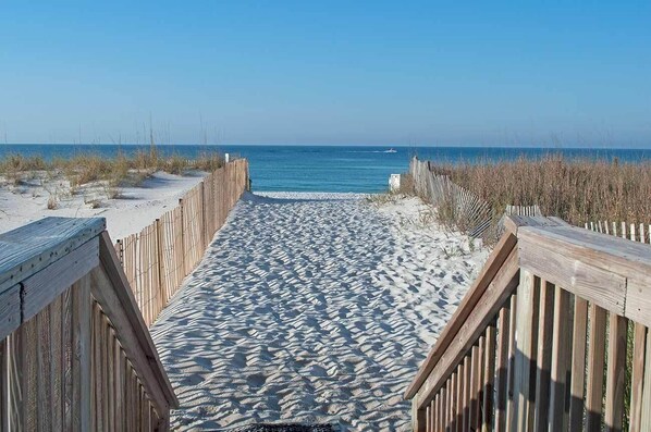 Plage à proximité, chaises longues, serviettes de plage