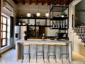 Refrigerador, horno, cafetera y tetera y utensilios de cocina 