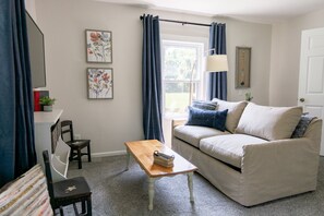 Smart TV, fireplace, DVD player, books - Ivy's Cottage Family-Friendly Williamsburg Stay (Toano)