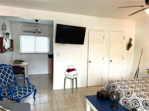 Desk, WiFi - Cozy Studio steps to Coconut Grove (Miami)