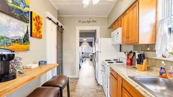 Een koelkast, een microgolfoven, een oven, een kookplaat