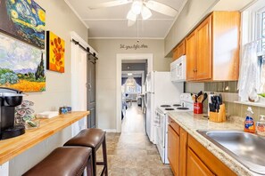 Kjøleskap, mikrobølgeovn, ovn og kokeplater