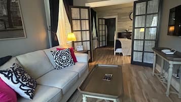 1 dormitori, planxa i posts de planxar, wifi i roba de llit