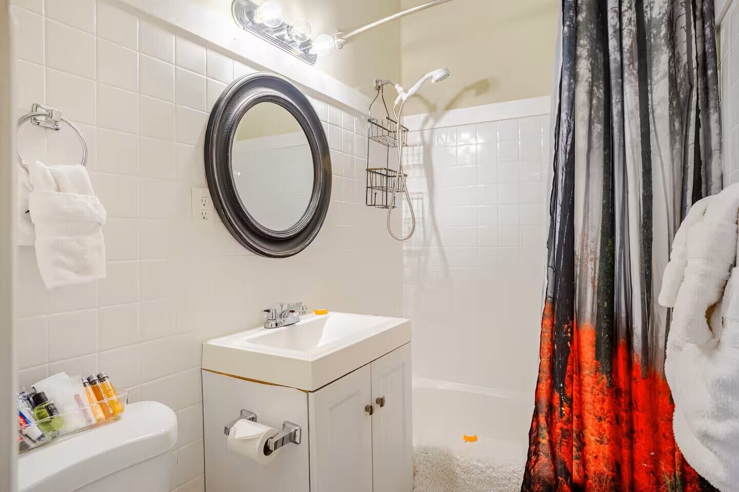 Combined shower/tub, hair dryer, towels