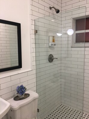 Sèche-cheveux, serviettes fournies, savon, shampoing