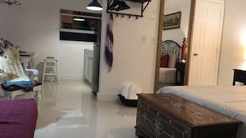 Een bureau, een strijkplank/strijkijzer, gratis wifi, beddengoed