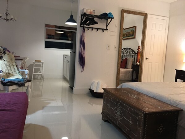 アイロン / アイロン台、WiFi (無料)、ベッドシーツ