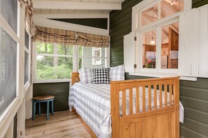 5 bedrooms, hypo-allergenic bedding, free WiFi, bed sheets
