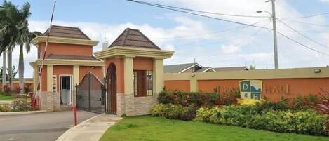 المنشأة من الخارج