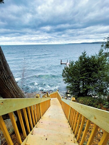 Fully Loaded Lakefront Lodge w/ Pier & Game Room