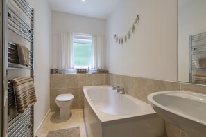 Ducha, secador de pelo, toallas y jabón