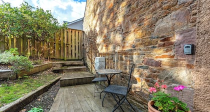 A charming 2 bed cottage in the heart of the popular borders village of Melrose.