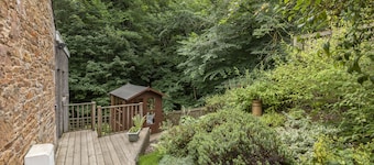 A charming 2 bed cottage in the heart of the popular borders village of Melrose.