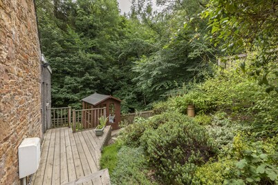 A charming 2 bed cottage in the heart of the popular borders village of Melrose.