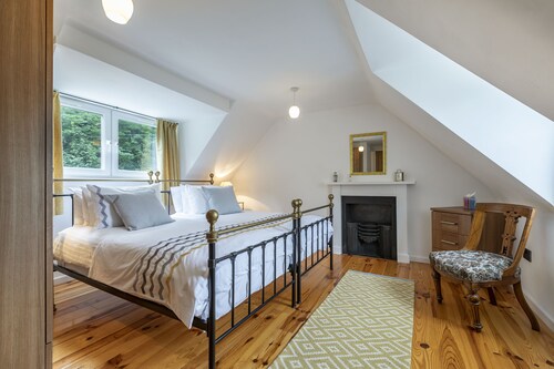 A charming 2 bed cottage in the heart of the popular borders village of Melrose.