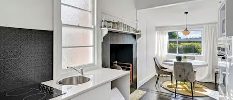 Een koelkast, een microgolfoven, een oven