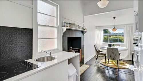 Donnelly House | Airconditioned bedrooms and living . 