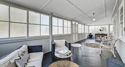 Donnelly House | Airconditioned bedrooms and living .